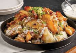 Salade gourmande smashed potatoes poulet / Nage de fruits rouges