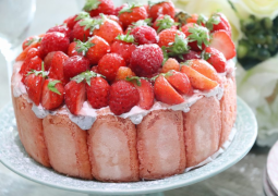 Charlotte aux fraises et biscuits roses