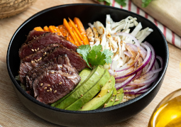 Tataki de boeuf, légumes croquants, moelleux aux poires